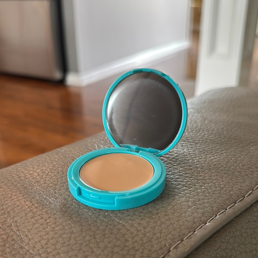 Cream Concealer with Mirror in Turquoise Compact